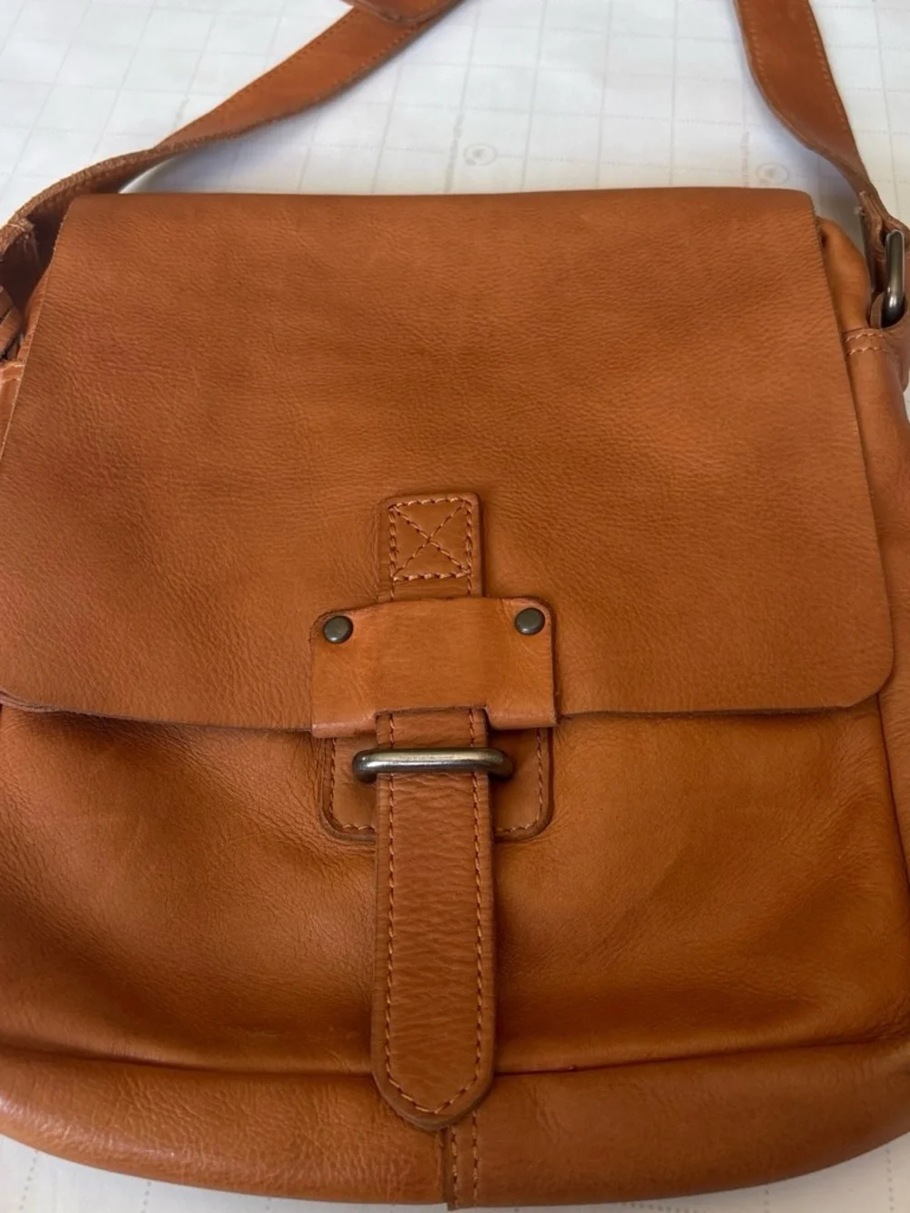 Classic Tan Leather Messenger Bag with Adjustable Strap